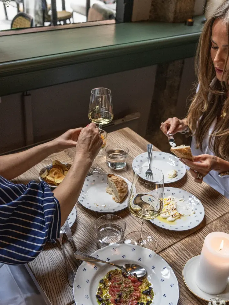 Dekket bord med forretter og vin